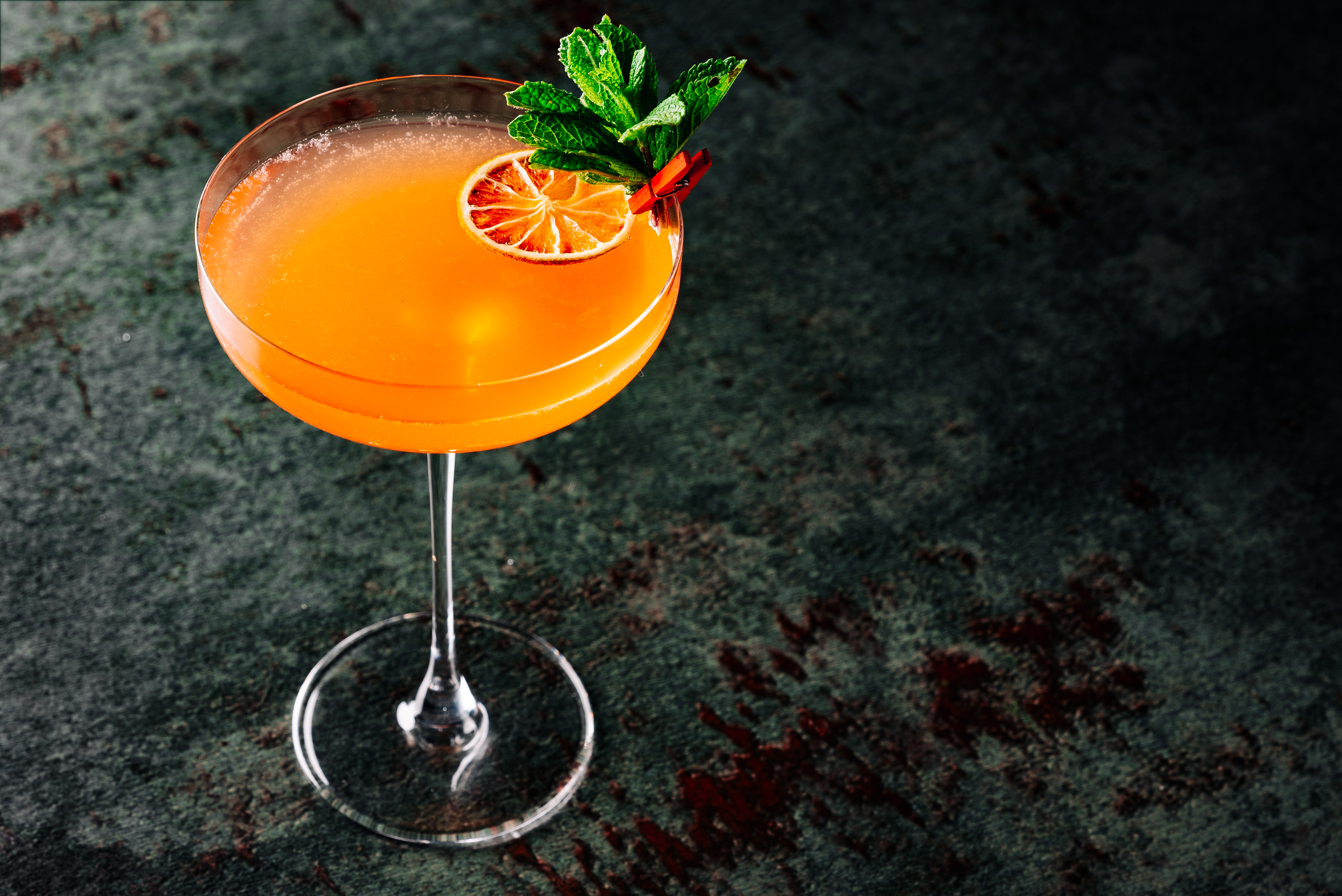 <span style="font-weight: 700;">Old cuban</span><br>(Ром, лимон, сахар, горький биттер, мята, игристое)<br>